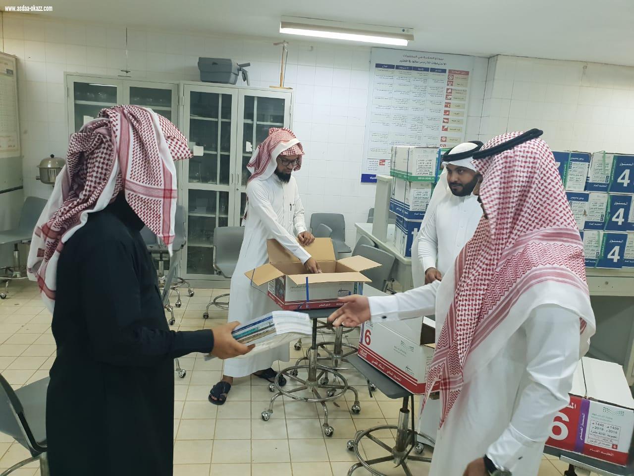 مع أول يوم في الفصل الدراسي الثاني إدارة مجمع آل مشحنة التعليمي توزع كتب الطلاب