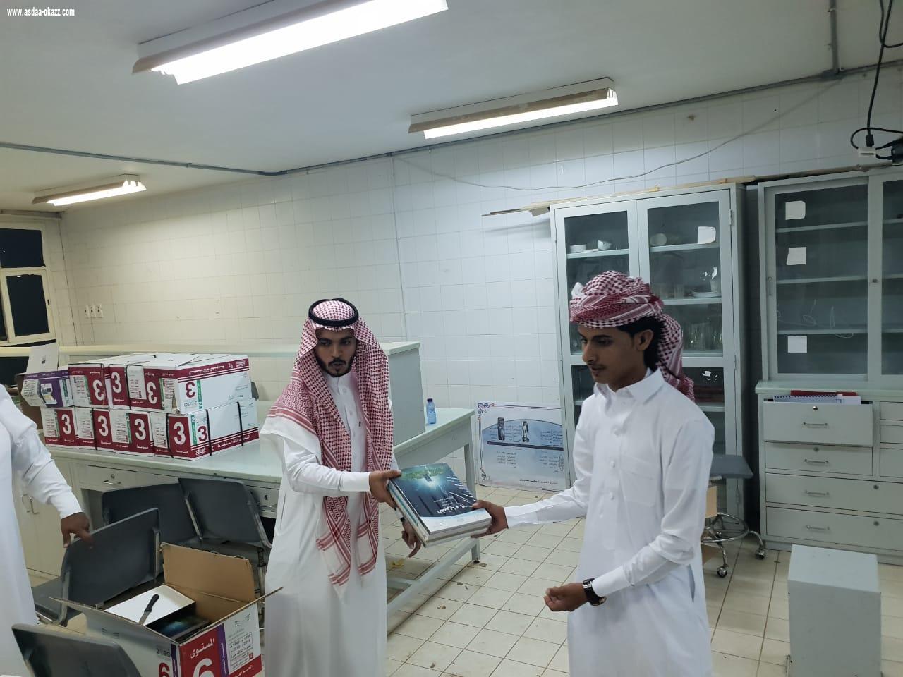 مع أول يوم في الفصل الدراسي الثاني إدارة مجمع آل مشحنة التعليمي توزع كتب الطلاب