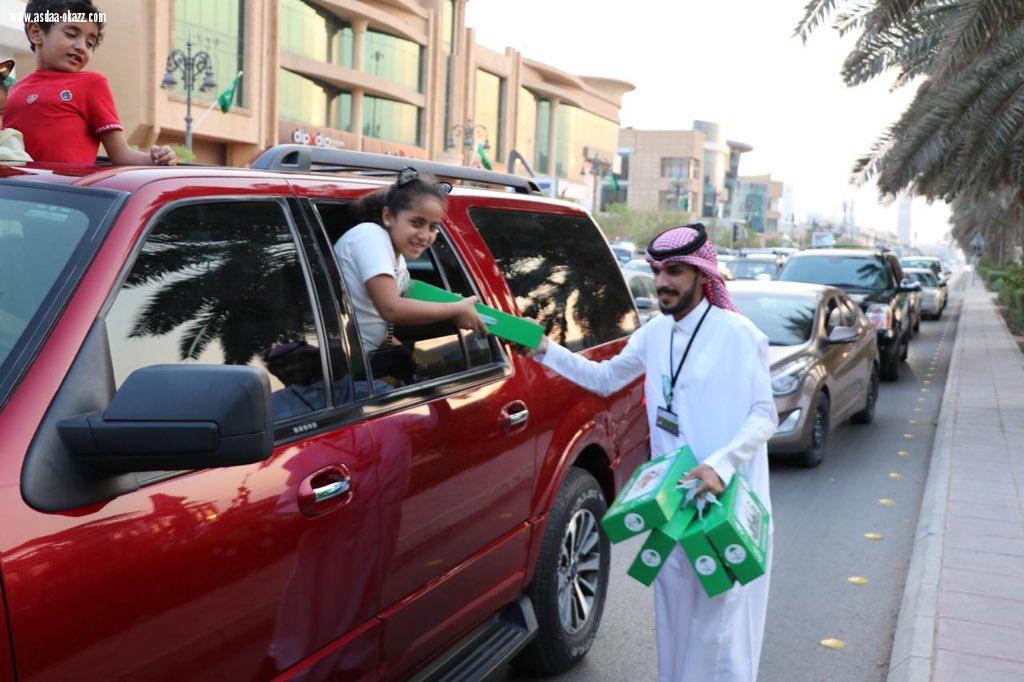 أعلام خفاقة ومجسمات مضيئة وبالونات ضخمة ولافتات وطنية ومبادرات تشجير..  مدينة الرياض تتجلى بأبهى حلة خضراء في يوم الوطن الـ٨٨