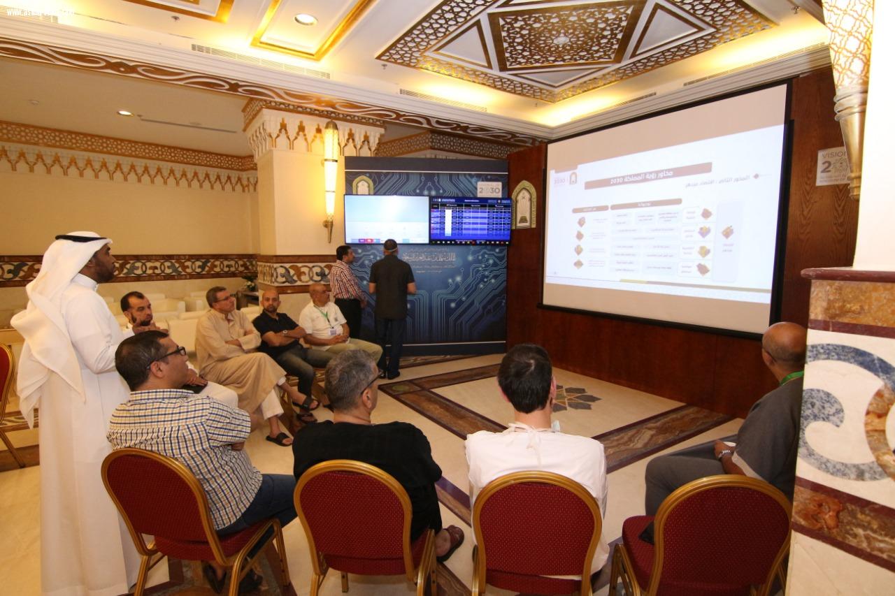 نخبة من ضيوف الملك يطّلعون على رؤية المملكة 2030
