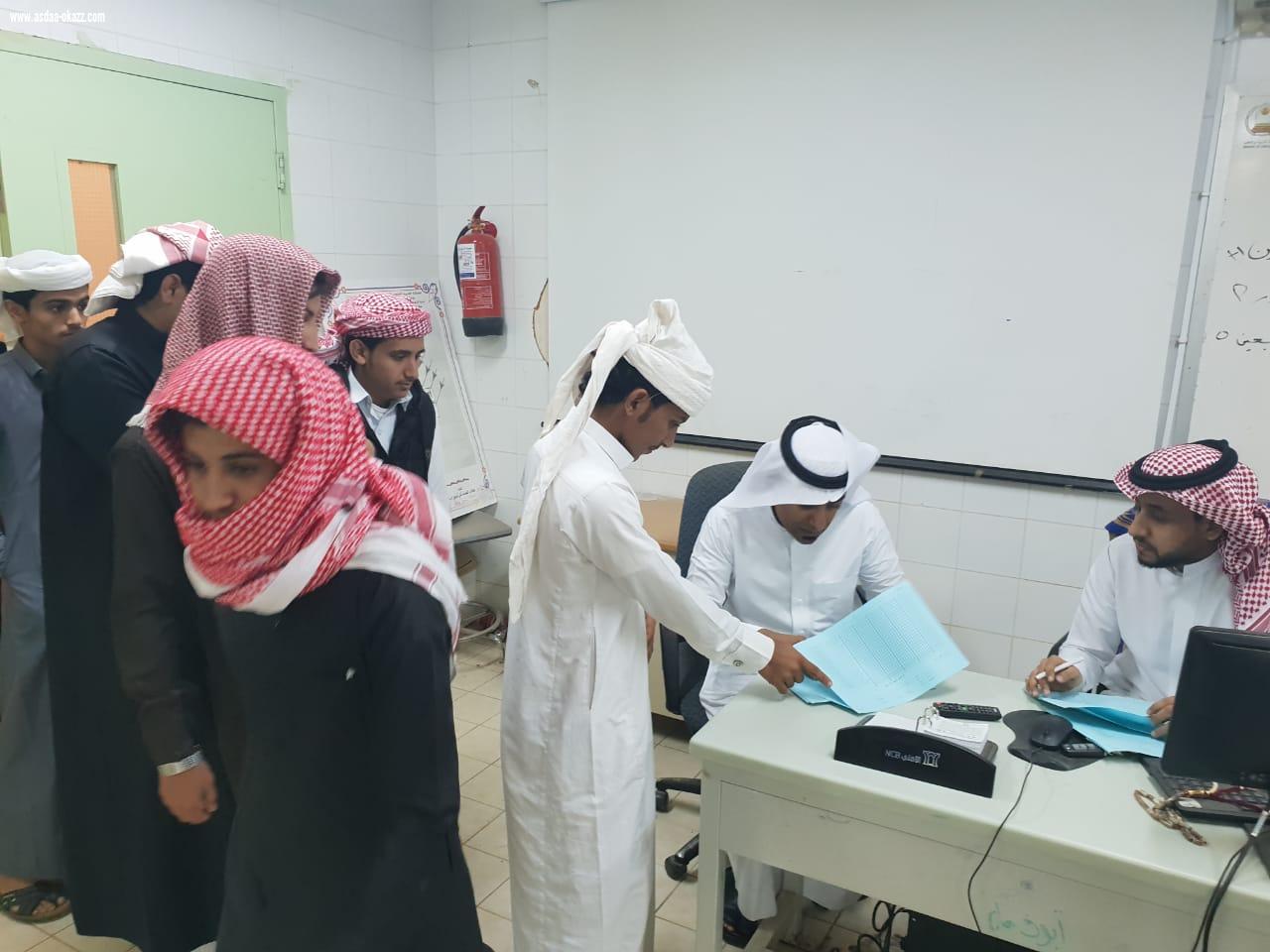 مع أول يوم في الفصل الدراسي الثاني إدارة مجمع آل مشحنة التعليمي توزع كتب الطلاب