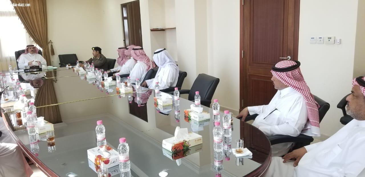 محافظ املج يجتمع برؤساء المراكز 