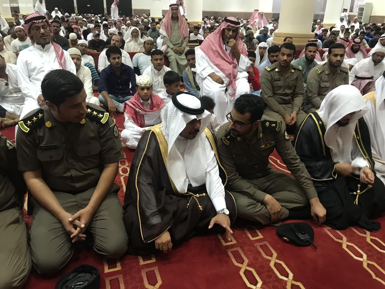 محافظ بيش يؤدي صلاة العيد ويستقبل المهنئين بالعيد