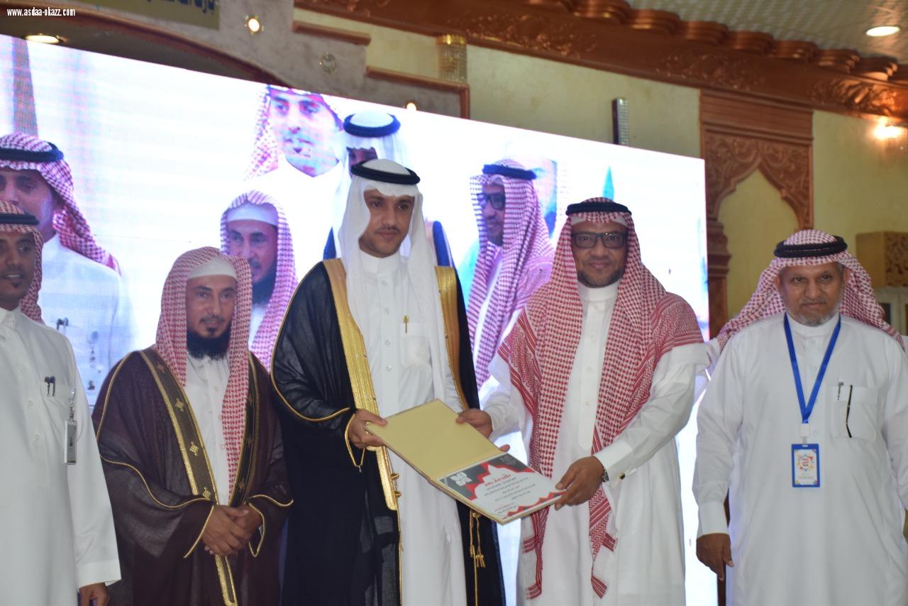 بحضور عدد من المسؤولين والمشايخ والأعيان ...  محافظ محافظة الطوال بالنيابة يدشن مركز النشاط الإجتماعي بالمباركة.