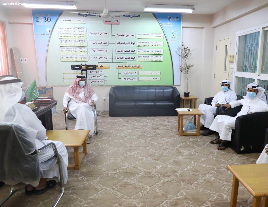 مدير عام تعليم جازان يلتقي بالمعلمين ويتابع تطبيق الإجراءات الاحترازية بالمدارس