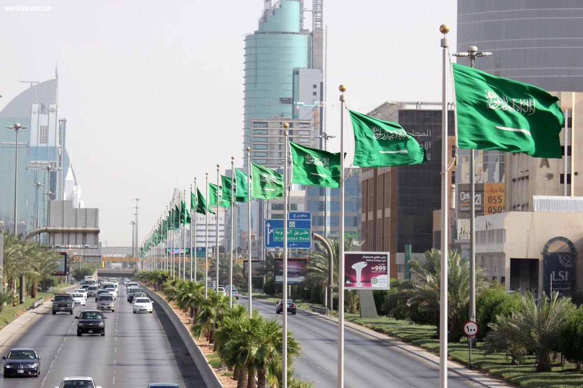 أعلام خفاقة ومجسمات مضيئة وبالونات ضخمة ولافتات وطنية ومبادرات تشجير..  مدينة الرياض تتجلى بأبهى حلة خضراء في يوم الوطن الـ٨٨