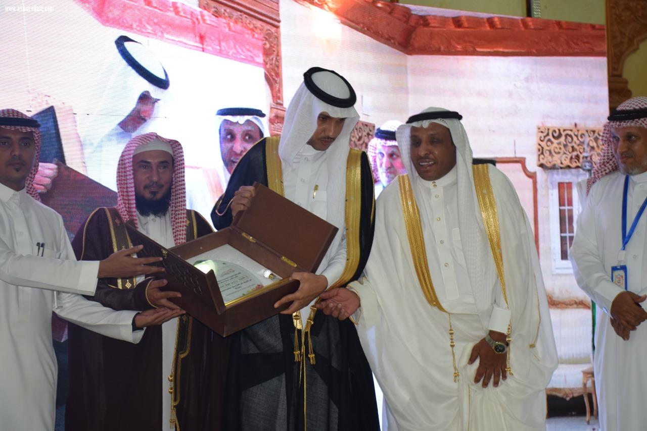 بحضور عدد من المسؤولين والمشايخ والأعيان ...  محافظ محافظة الطوال بالنيابة يدشن مركز النشاط الإجتماعي بالمباركة.