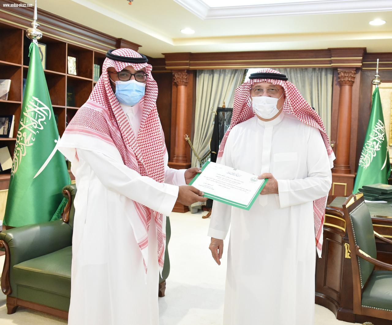 سمو أمير جازان يتسلم تقرير تعليم جازان عن متابعة اعمال سير الاختبارات عن بعد عبر منصة مدرستي  .. 