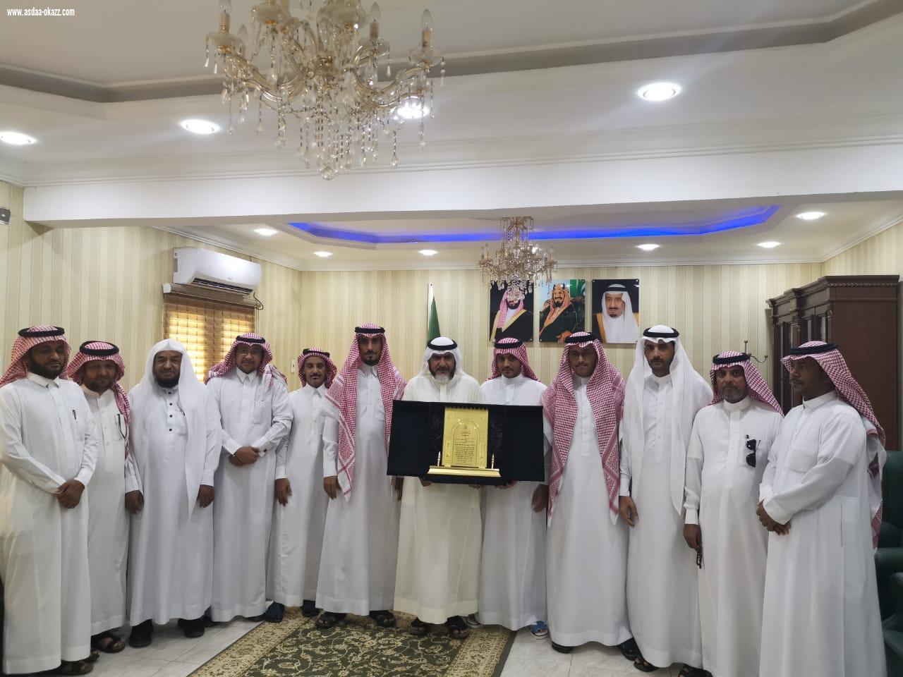 رئيس وأعضاء المجلس البلدي بمحافظة بيش يكرمون زميلهم النهاري
