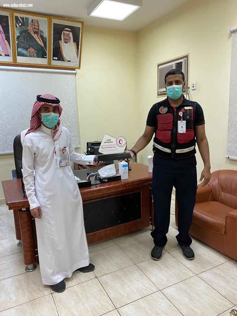 مدير عام الهلال الأحمر بالجوف يكرم الموظفين المميزين والمركز المثالي 