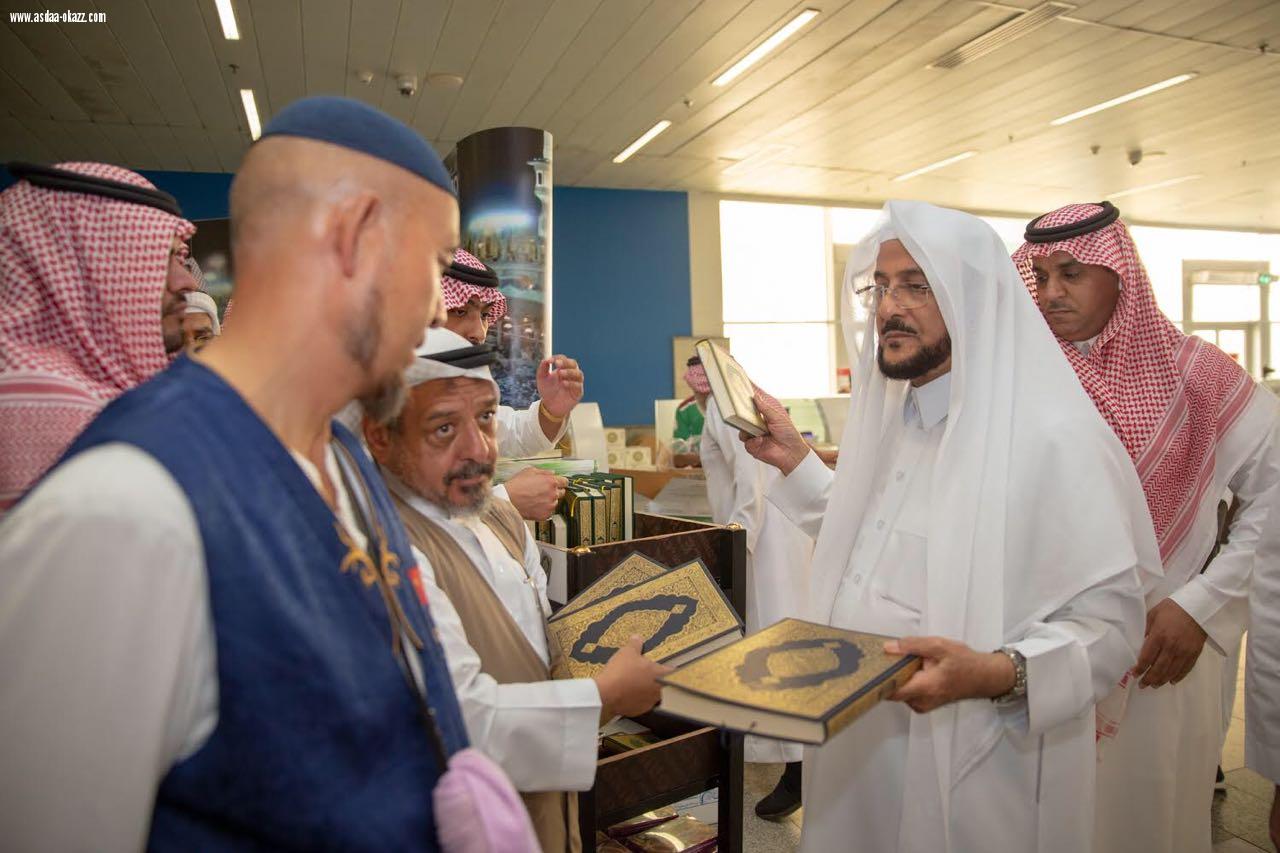 بالصور .. وزير الشؤون الإسلامية يتجول في مطار الملك عبدالعزيز الدولي بمحافظة جدة