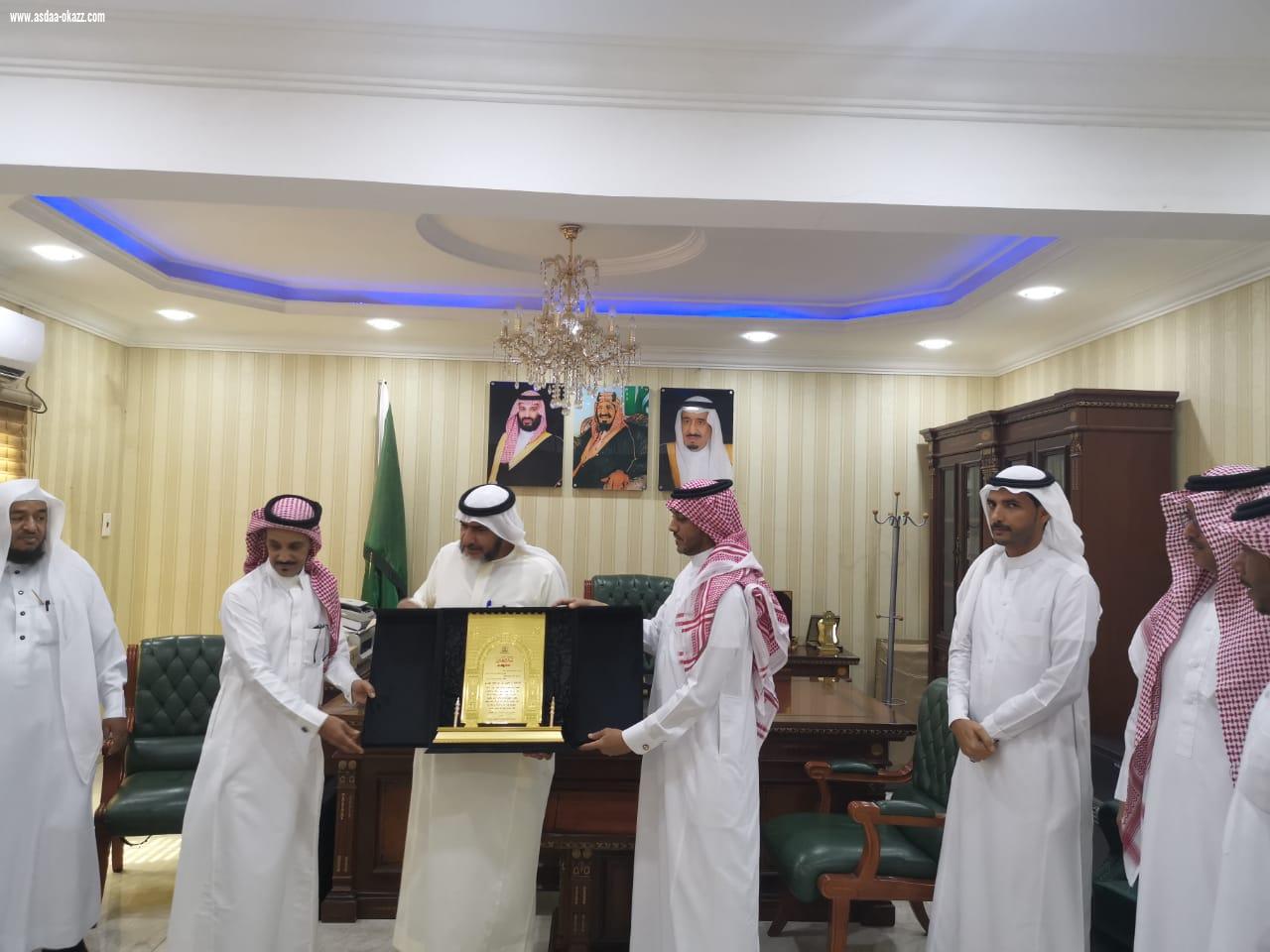 رئيس وأعضاء المجلس البلدي بمحافظة بيش يكرمون زميلهم النهاري