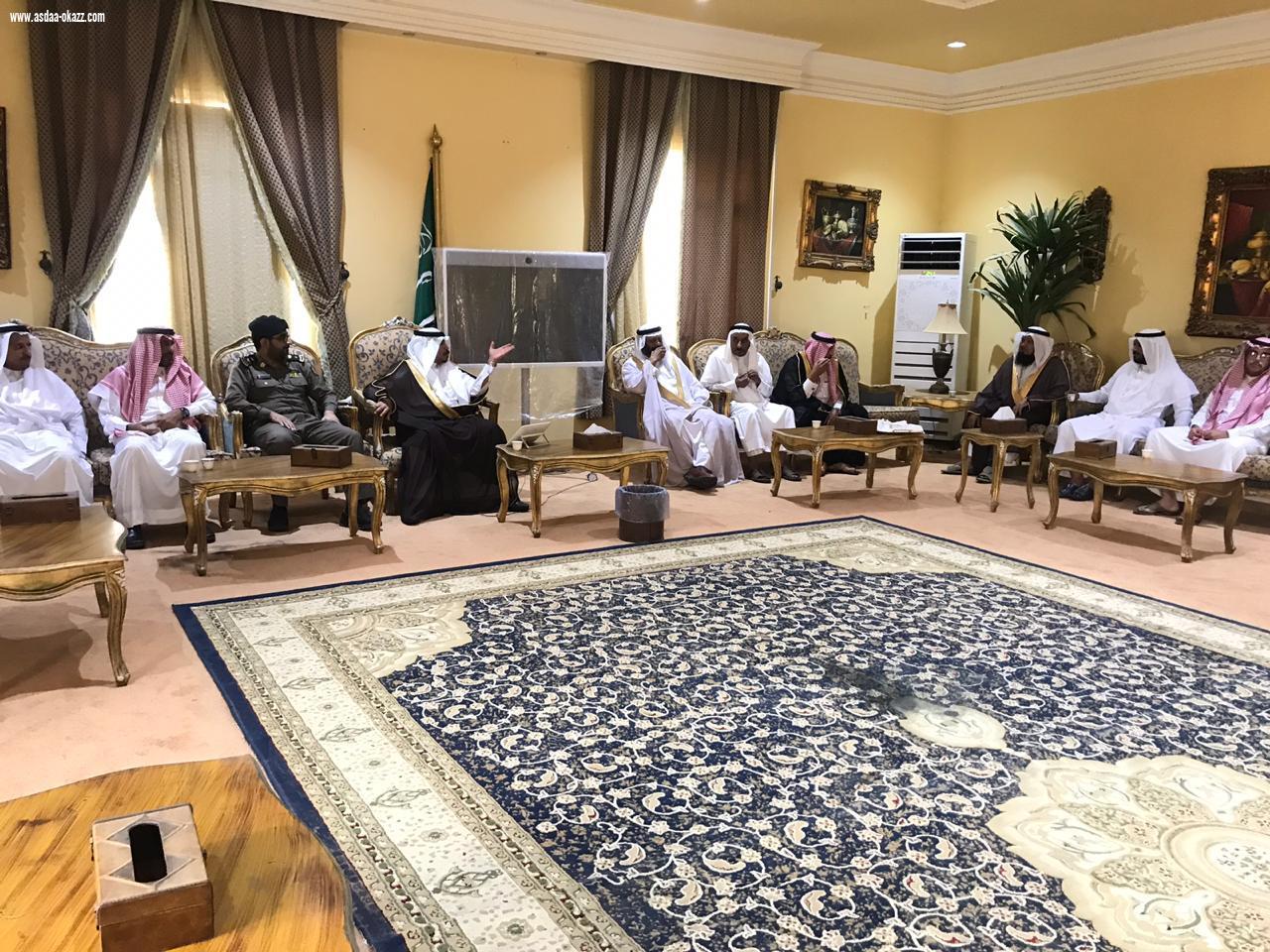 محافظ بيش يؤدي صلاة العيد ويستقبل المهنئين بالعيد