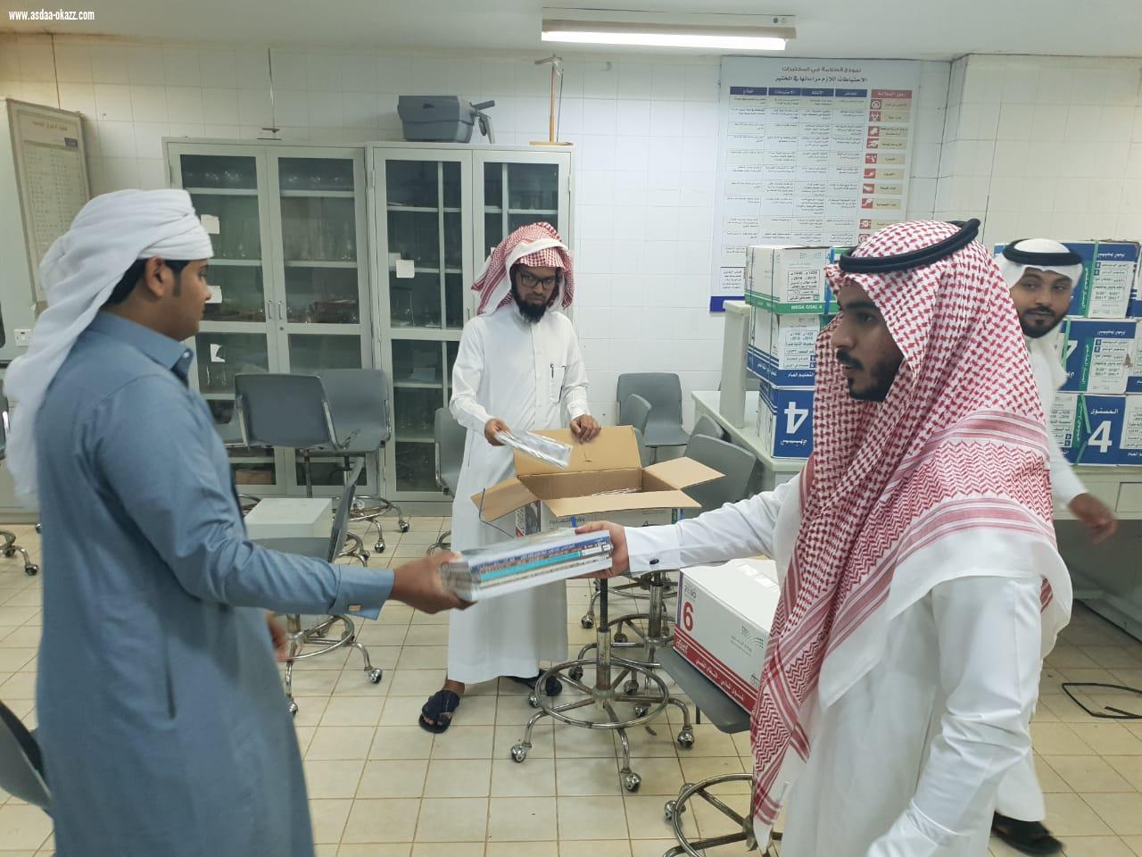 مع أول يوم في الفصل الدراسي الثاني إدارة مجمع آل مشحنة التعليمي توزع كتب الطلاب