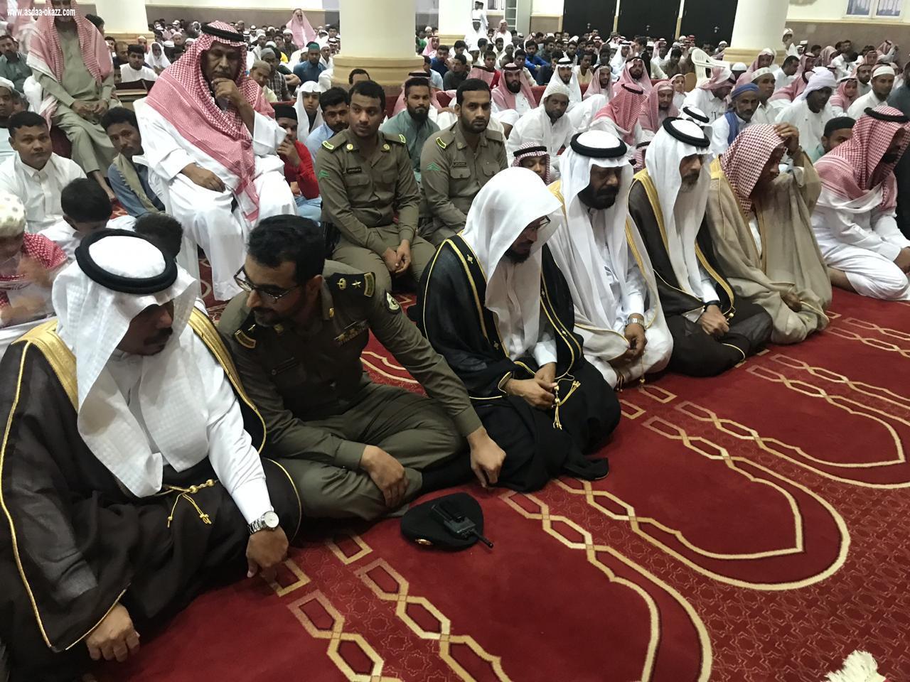 محافظ بيش يؤدي صلاة العيد ويستقبل المهنئين بالعيد
