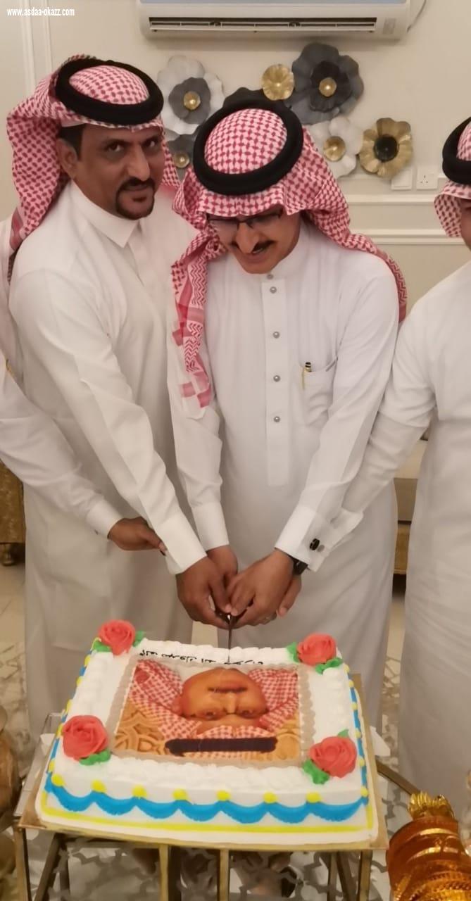 رئيس وأعضاء شرف فريق تحفيظ الطوال يكرمون الدكتور عبدالله حسن حمدي بحصوله على شهادة الدكتواره