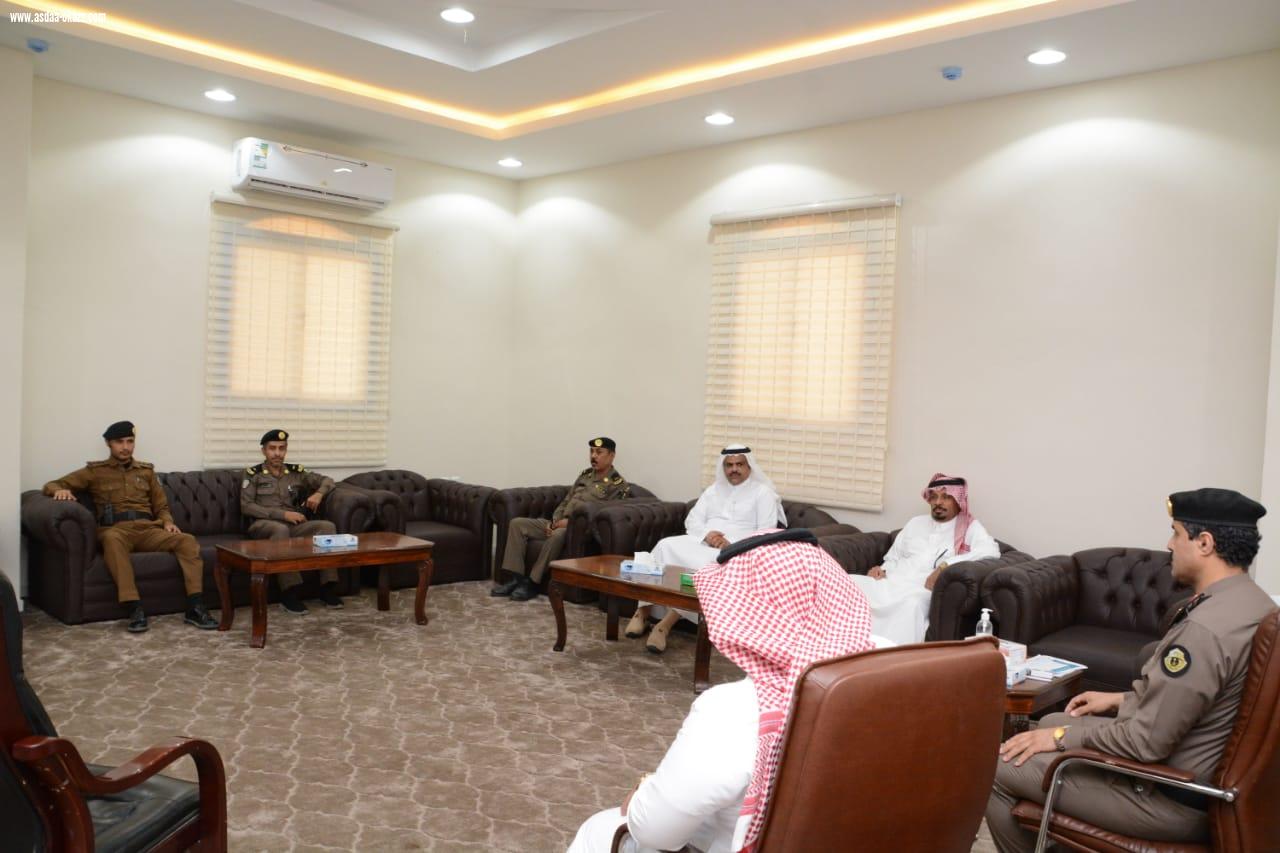 مقدمًا شكره لكل الجهات المعنية على جهودها وتعاملها مع ظروف الجائحة محافظ صامطة يعقد اجتماعًا برؤساء المراكز والدوائر الحكومية بالمحافظة