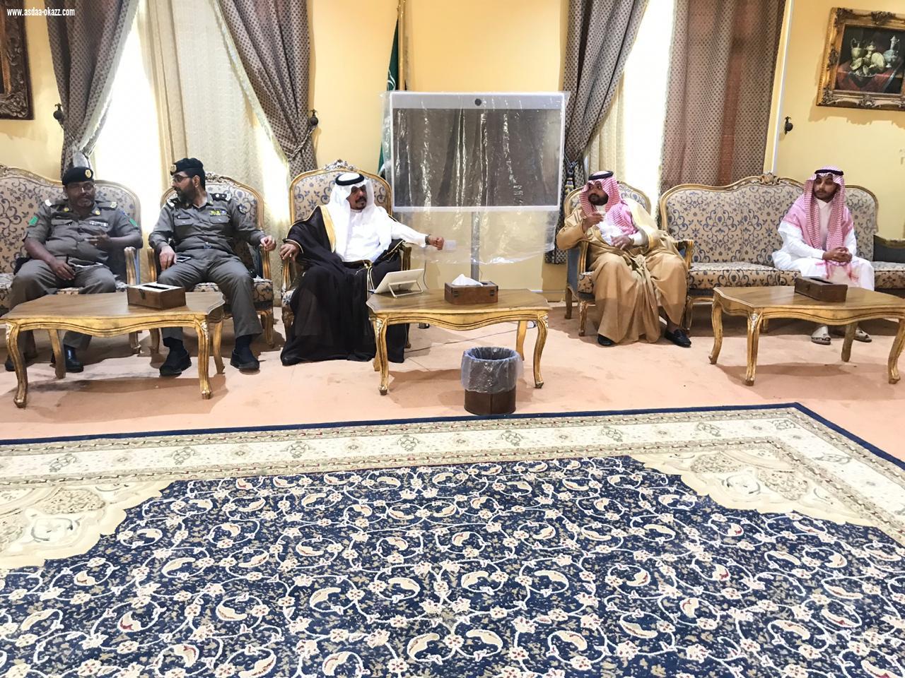 محافظ بيش يؤدي صلاة العيد ويستقبل المهنئين بالعيد