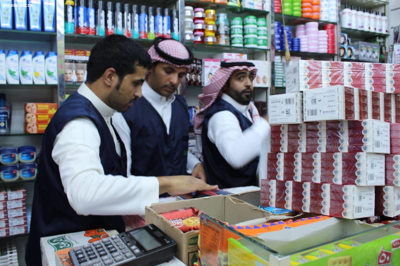 حملة ميدانية مشتركة بالرياض تضبط عدد من مخالفات بيع التبغ وتتلف اكثر من 700 كيلو جرام من منتجاته 