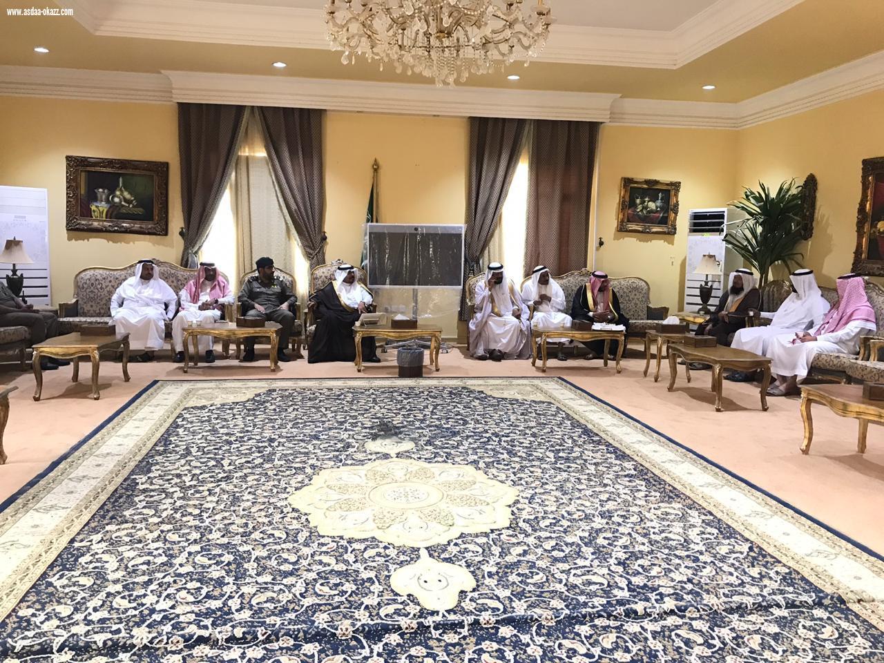 محافظ بيش يؤدي صلاة العيد ويستقبل المهنئين بالعيد
