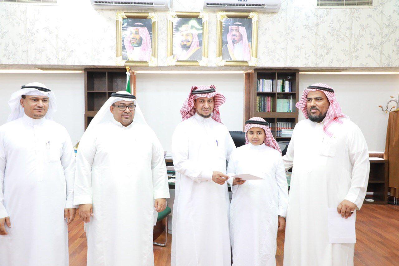 مديرعام تعليم جازان يكرم الطالب الصميلي على حصوله المركزالاول