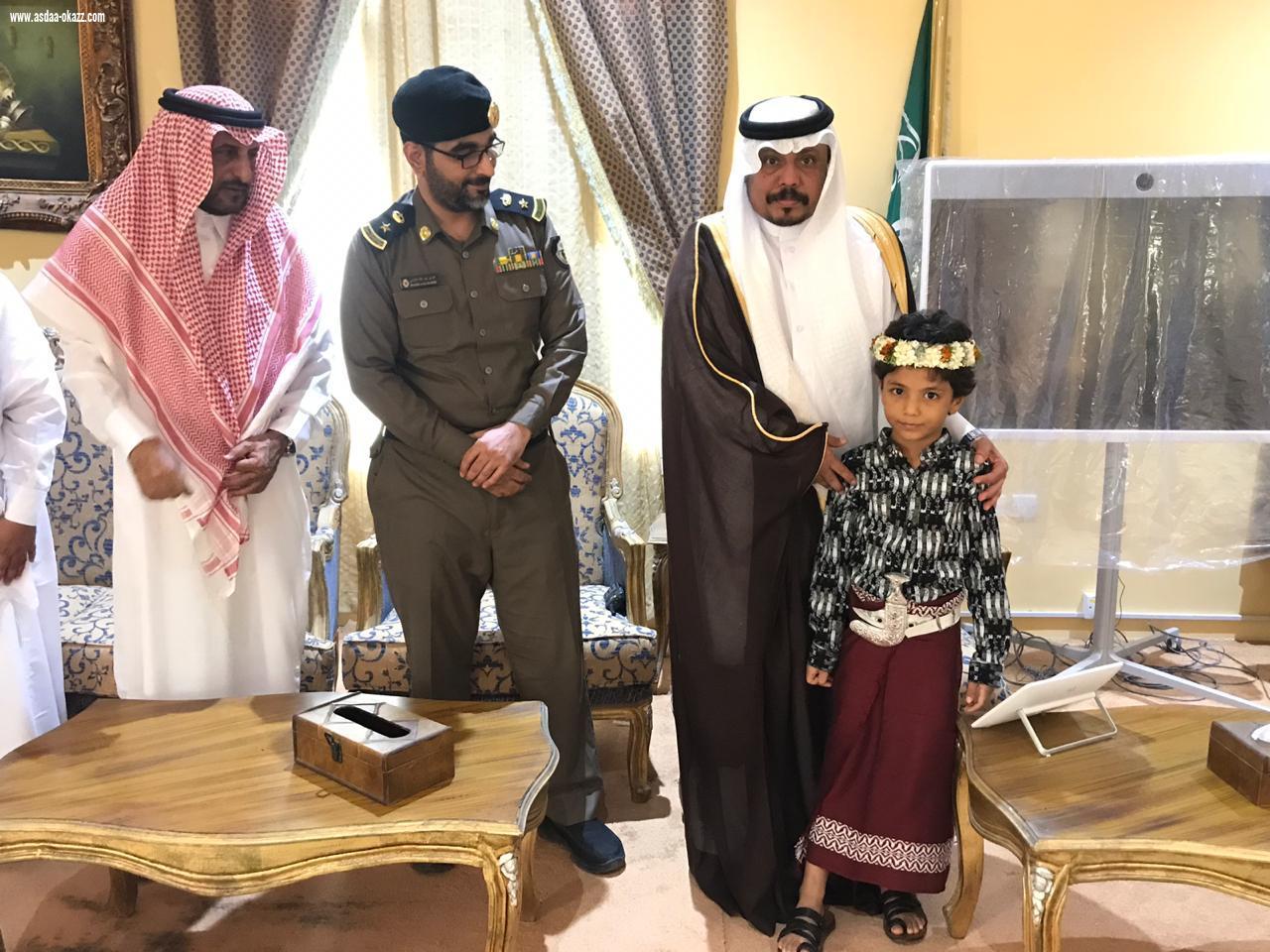 محافظ بيش يؤدي صلاة العيد ويستقبل المهنئين بالعيد