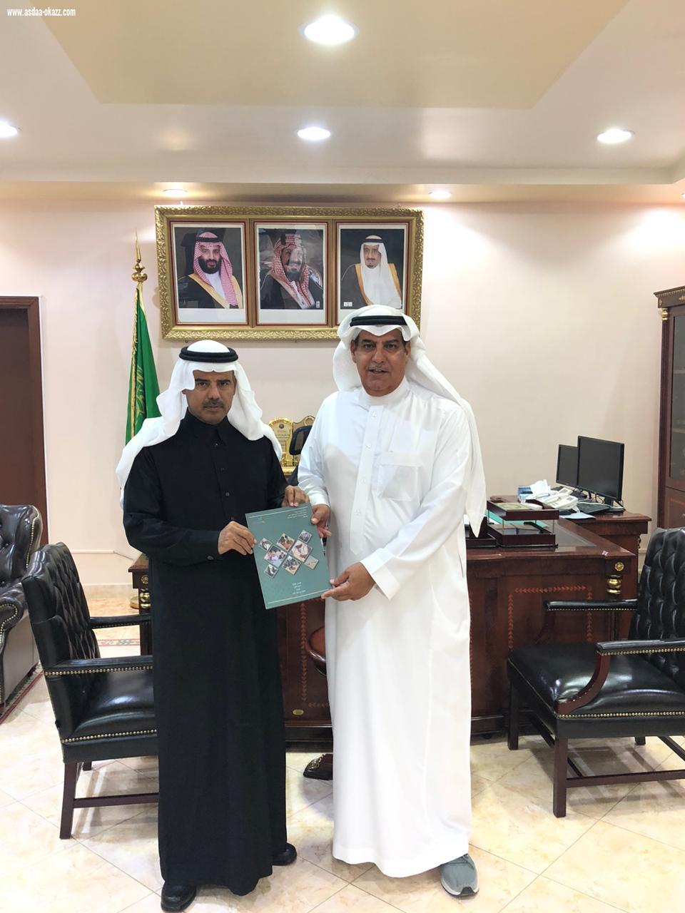 سعادة محافظ الزلفي الاستاذ / مسفر بن غالب العتيبي يستلم العدد الثاني من (عام من الانجاز) لنشاطات وبرامج جمعية اصدقاء البيئة خلال العام الثاني من تأسيسها .. 