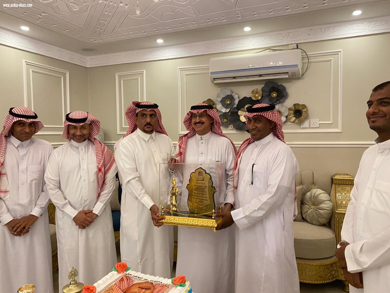 رئيس وأعضاء شرف فريق تحفيظ الطوال يكرمون الدكتور عبدالله حسن حمدي بحصوله على شهادة الدكتواره