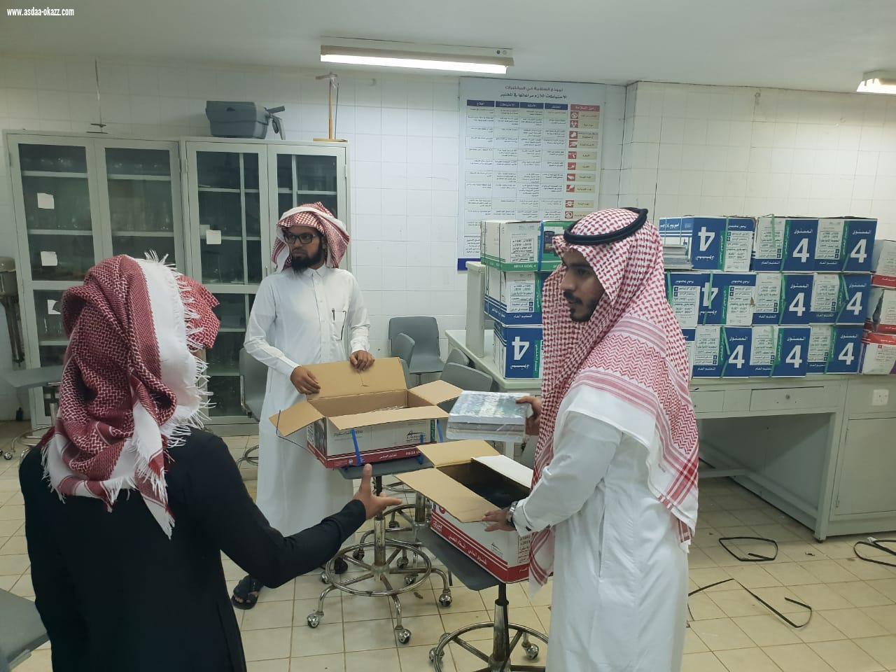مع أول يوم في الفصل الدراسي الثاني إدارة مجمع آل مشحنة التعليمي توزع كتب الطلاب