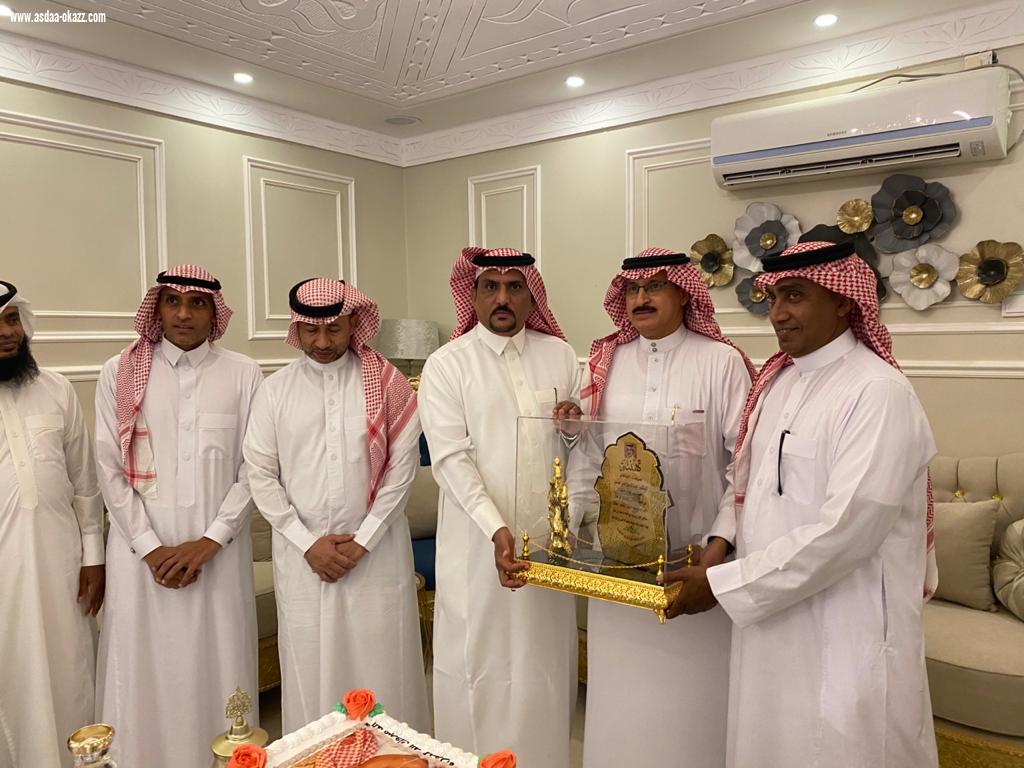 رئيس وأعضاء شرف فريق تحفيظ الطوال يكرمون الدكتور عبدالله حسن حمدي بحصوله على شهادة الدكتواره