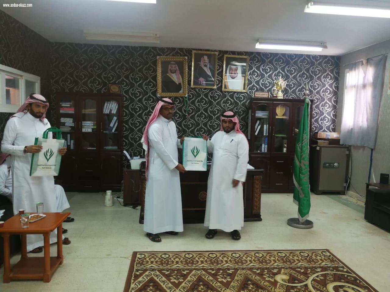 لجنة التنمية الاجتماعية الأهلية بمحافظة البرك تحتفي بيوم المعلم