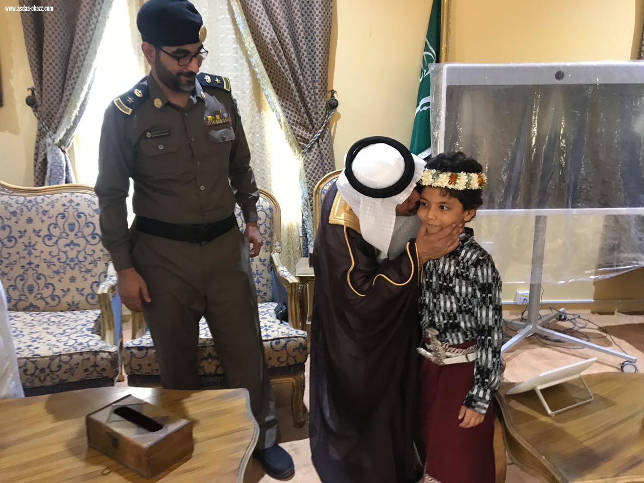 محافظ بيش يؤدي صلاة العيد ويستقبل المهنئين بالعيد