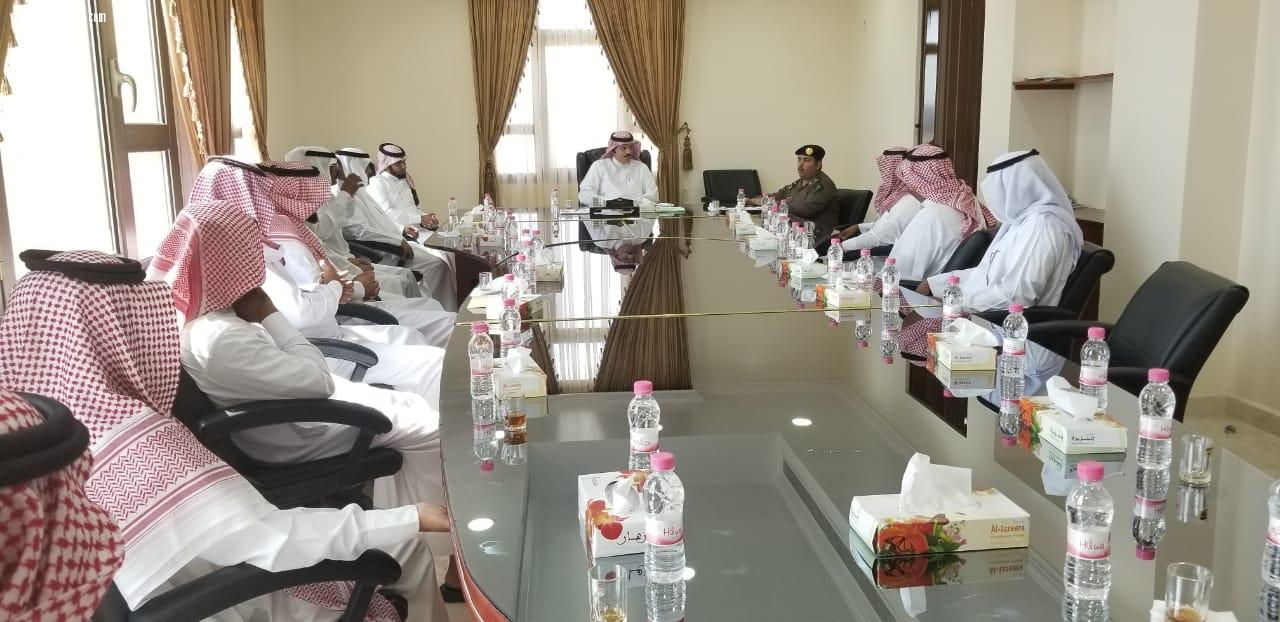 محافظ املج يجتمع برؤساء المراكز 