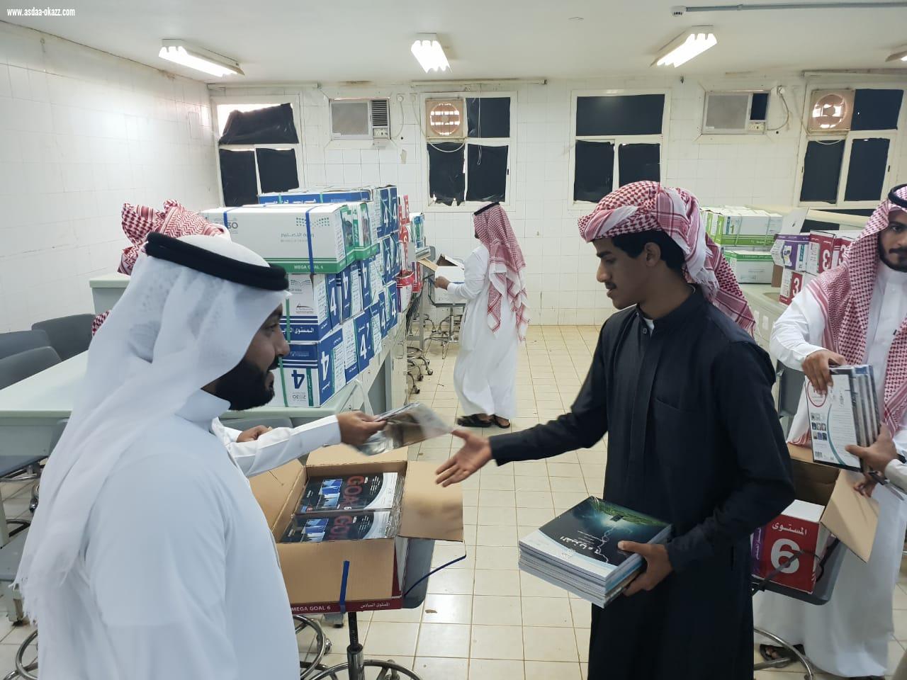مع أول يوم في الفصل الدراسي الثاني إدارة مجمع آل مشحنة التعليمي توزع كتب الطلاب