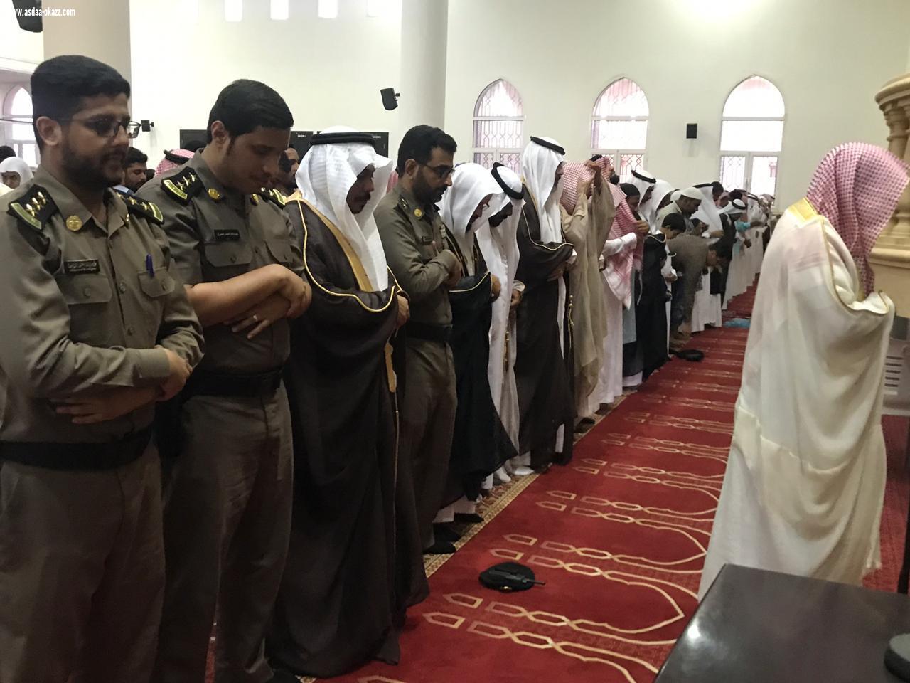 محافظ بيش يؤدي صلاة العيد ويستقبل المهنئين بالعيد