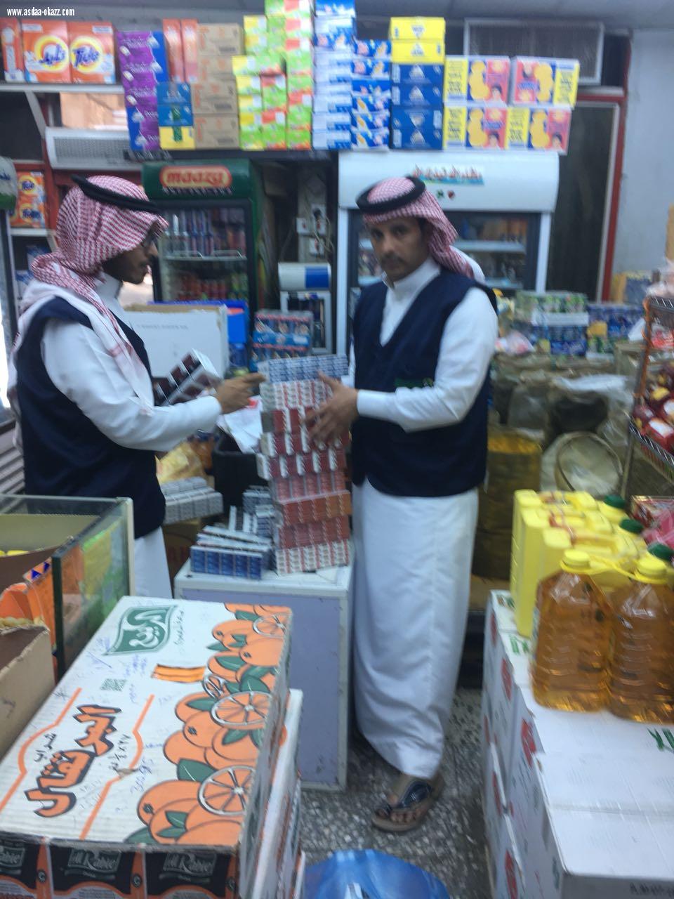 حملة ميدانية مشتركة بالرياض تضبط عدد من مخالفات بيع التبغ وتتلف اكثر من 700 كيلو جرام من منتجاته 