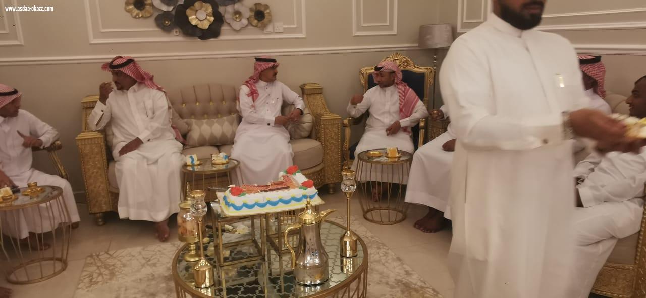 رئيس وأعضاء شرف فريق تحفيظ الطوال يكرمون الدكتور عبدالله حسن حمدي بحصوله على شهادة الدكتواره