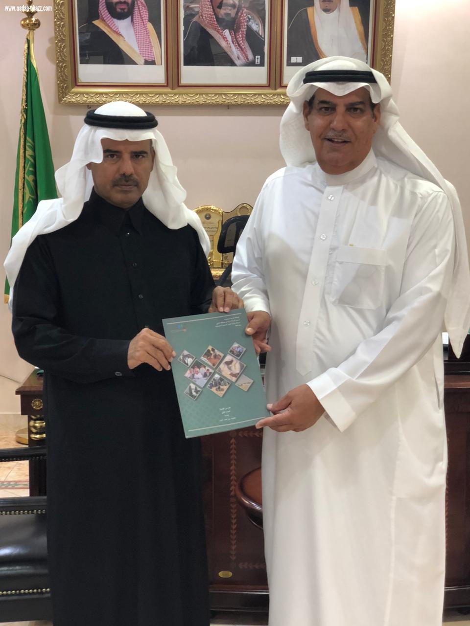 سعادة محافظ الزلفي الاستاذ / مسفر بن غالب العتيبي يستلم العدد الثاني من (عام من الانجاز) لنشاطات وبرامج جمعية اصدقاء البيئة خلال العام الثاني من تأسيسها .. 