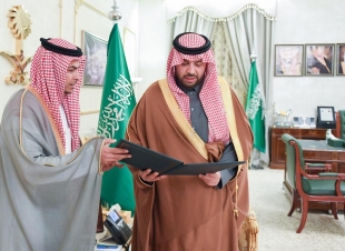  أمير الحدود الشمالية يستقبل مدير عام فرع صندوق التنمية الزراعية بالمنطقة