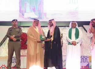 تعليم صبيا يصْطَبِغُ بلون العلم الأخضر تحت شعار (همة حتى القمة) 