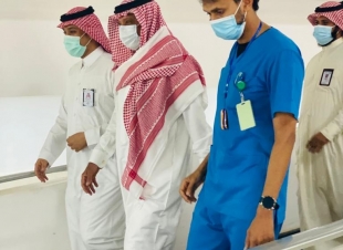 محافظ صامطة يتفقد المشاريع الجاري تنفيذها في المستشفى العام
