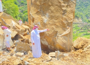 محافظ فيفاء يقف على انهيارات الطرق 