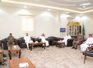 مقدمًا شكره لكل الجهات المعنية على جهودها وتعاملها مع ظروف الجائحة محافظ صامطة يعقد اجتماعًا برؤساء المراكز والدوائر الحكومية بالمحافظة