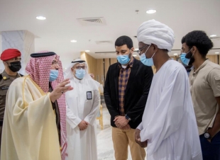 أمير القصيم يقدم العزاء في وفاة طبيب سوداني