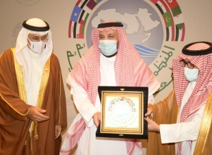 رئيس المنظمة العربية للسياحة ووزير السياحة البحريني يكرمان عددا