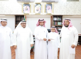 مديرعام تعليم جازان يكرم الطالب الصميلي على حصوله المركزالاول