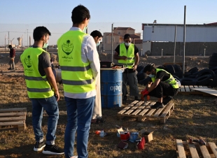 تطوعي أمانة الجوف يشيد حديقة صديقة للبيئة بإعادة تدوير النفايات