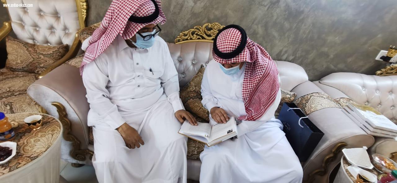 يحيى ناشب يهدي النسخه الأولى من كتابه شخصيات من محافظة الطوال للاستاذ مقبل بن راشد العصيمي