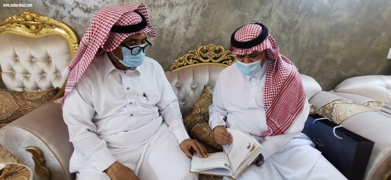 يحيى ناشب يهدي النسخه الأولى من كتابه شخصيات من محافظة الطوال للاستاذ مقبل بن راشد العصيمي