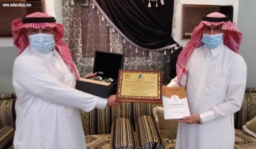 صاحب كتاب  شخصيات من محافظة الطوال  يهدي النسخة الأولى من كتابه لرئيس المجلس البلدي بالمحافظة